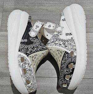 Paisley Bandana Crocs with Platform Men 9 or Womens 11